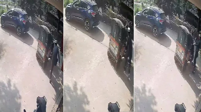 রাজশাহীতে রিকশাচালককে জুতাপেটা করা সমাজসেবা কর্মকর্তা সাময়িক বরখাস্ত