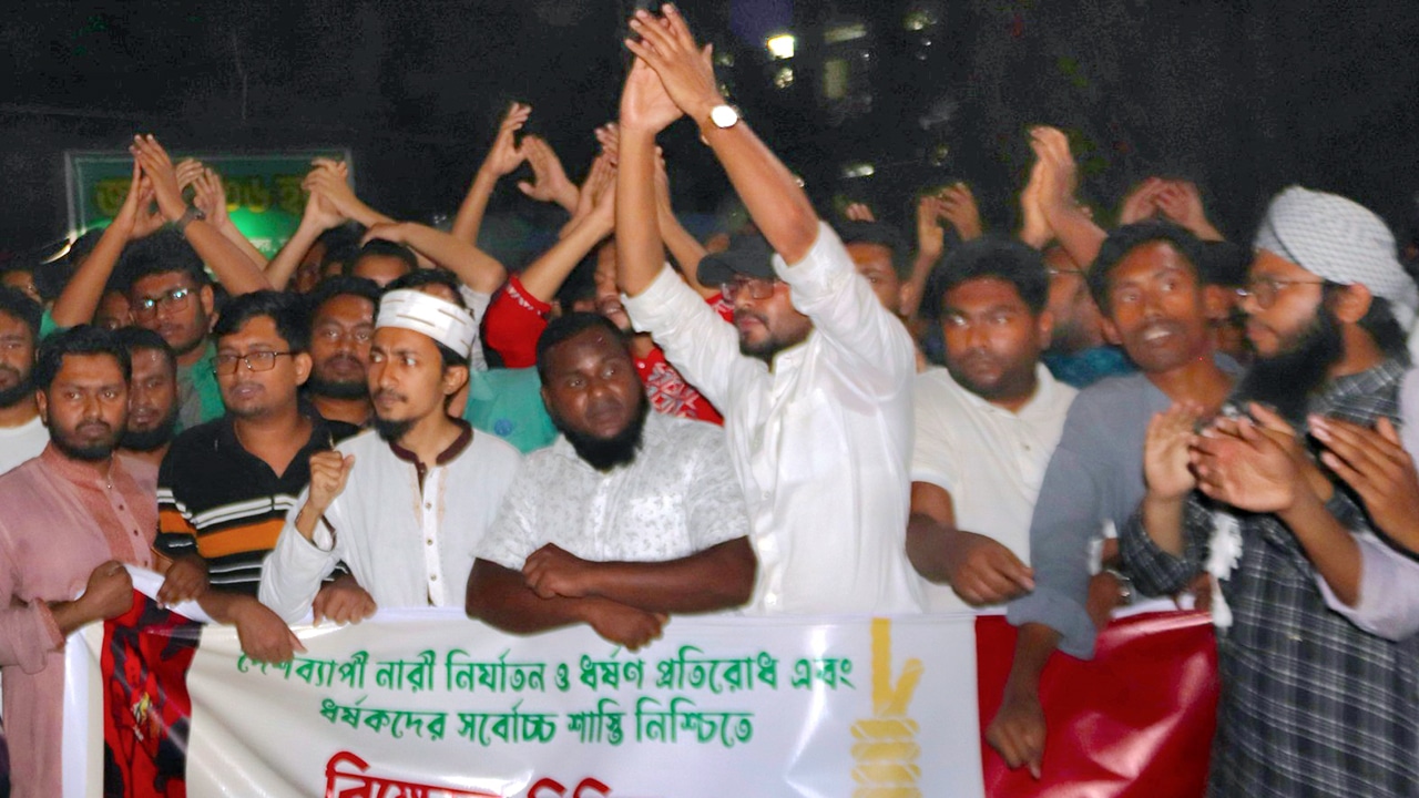 কৃষি বিশ্ববিদ্যালয়ে ধর্ষণবিরোধী মিছিলে এক কাতারে শিবির-ছাত্রদল