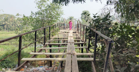 জরাজীর্ণ কাঠের পোল, ১০ গ্রামের মানুষের ঝুঁকি নিয়ে পারাপার