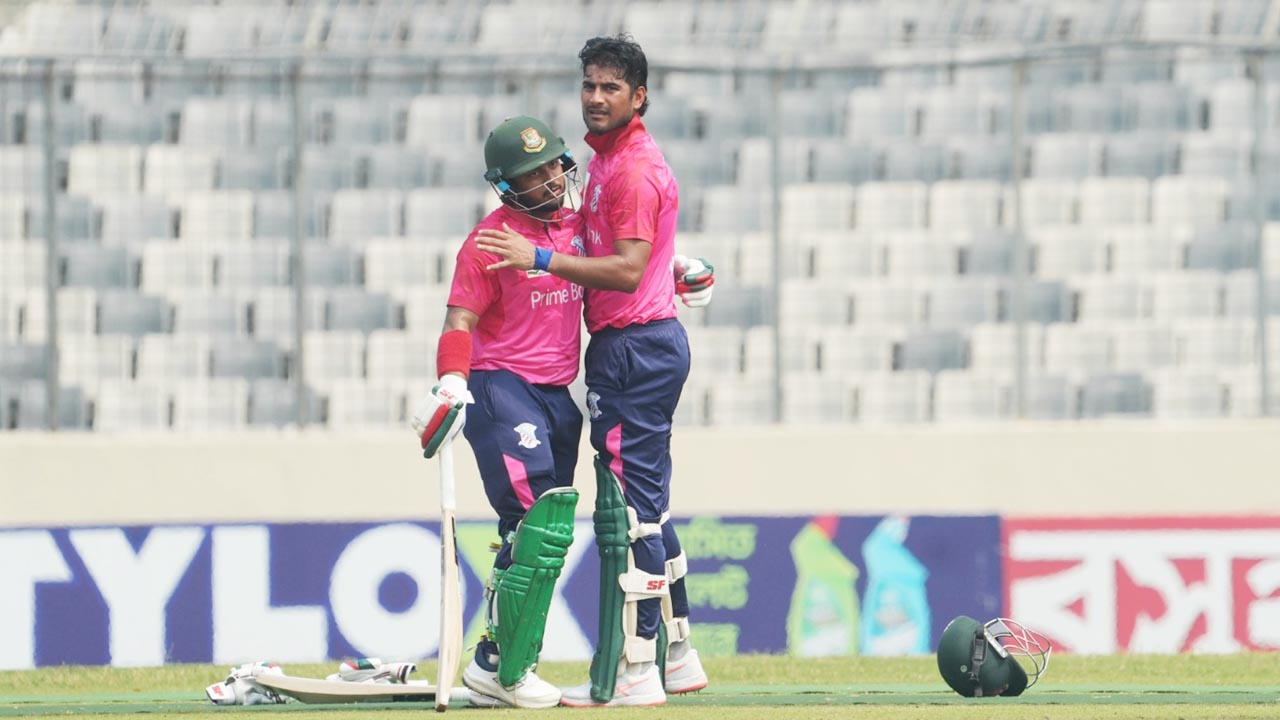 ঝোড়ো ব্যাটিংয়ে নাঈম শেখের ১৭৬, প্রাইম ব্যাংকের রেকর্ড সংগ্রহ