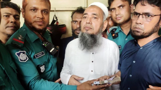 পুলিশের ধাওয়ায় ৩ ছিনতাইকারী আটক , লাখ টাকা উদ্ধার