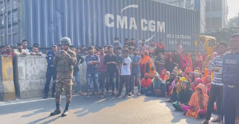 বকেয়া বেতন না দিয়ে হঠাৎ কারখানা বন্ধ, শ্রমিকদের বিক্ষোভ