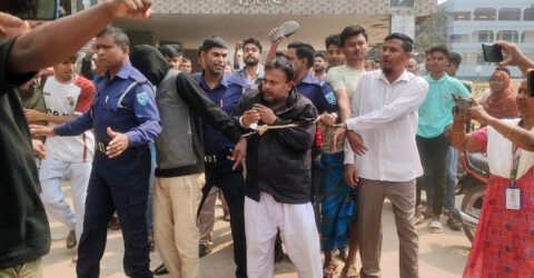শিক্ষার্থীকে ধর্ষণ: সেই শিক্ষককে আদালতে তোলার সময় জনতার গণধোলাই