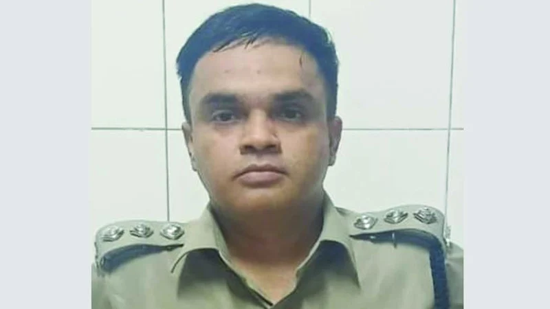 মাদক নিয়ন্ত্রণ কর্মকর্তার নারীসহ মাদক সেবনের ছবি ভাইরাল