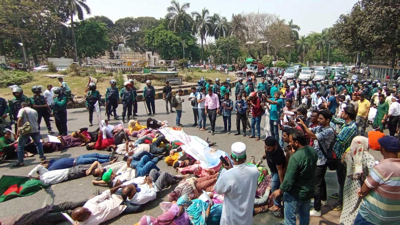 যমুনায় যেতে পুলিশের বাধা, সড়কে শুয়ে পড়েছেন শিক্ষকরা