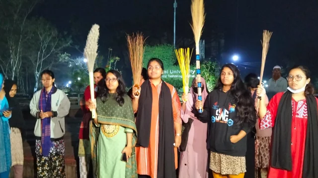 শাবিপ্রবিতে স্বরাষ্ট্র উপদেষ্টার পদত্যাগের দাবিতে ঝাড়ু মিছিল