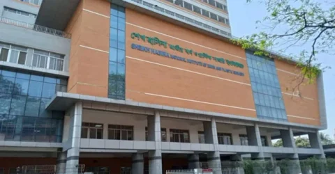 নারায়ণগঞ্জে গ্যাসের লিকেজ থেকে বিস্ফোরণ, স্বামী-স্ত্রী-সন্তান দগ্ধ