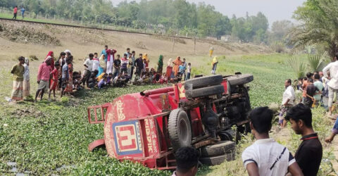 দিনাজপুরে তেলবাহী লরি উল্টে দুইজন নিহত