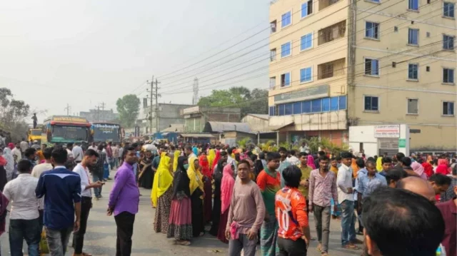 সড়ক দুর্ঘটনায় শ্রমিক নিহত, ঢাকা-ময়মনসিংহ মহাসড়ক অবরোধ