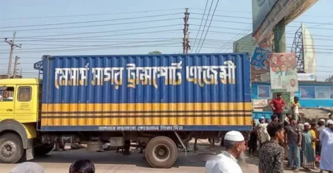 ঈদের কেনাকাটা করতে যাচ্ছিলেন স্বামী-স্ত্রী, প্রাণ হারালেন কাভার্ডভ্যান চাপায়