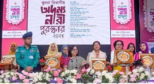 অদম্য নারী পুরস্কার তুলে দিলেন প্রধান উপদেষ্টা
