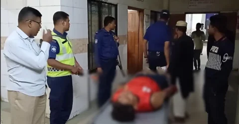 ডাকাতির পর পুলিশের ধাওয়া খেয়ে ট্রাক উল্টে ডাকাত নিহত, আহত ২