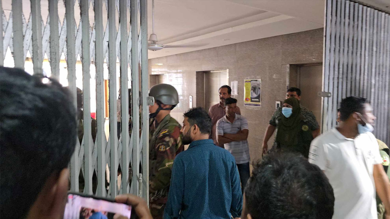 শেখ হাসিনার স্বাস্থ্য উপদেষ্টার মেয়েকে ধরতে হাসপাতালে ছাত্র-জনতা