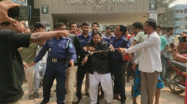 আদালতে তোলার সময় ‘ধর্ষক’কে গণধোলাই