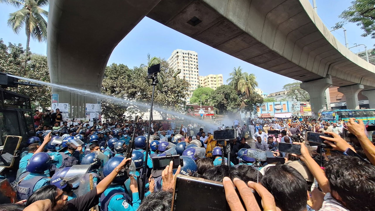 বাধা উপেক্ষা করে যমুনায় যাওয়ার চেষ্টা, পুলিশের জলকামান-লাঠিচার্জ