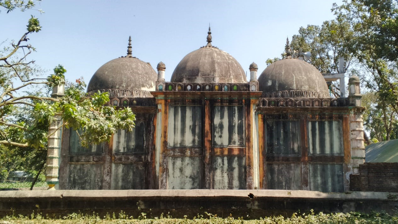 হারিয়ে যাওয়ার পথে ৪০০ বছরের মোঘল আমলের মসজিদ