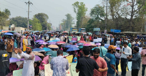 ধর্ষণকাণ্ডে দ্বিতীয় দিনের মতো মহাসড়ক অবরোধ রাবি শিক্ষার্থীদের
