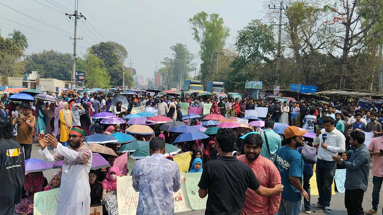 ধর্ষণকাণ্ডে দ্বিতীয় দিনের মতো মহাসড়ক অবরোধ রাবি শিক্ষার্থীদের