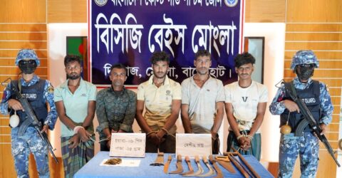 মোংলায় জাহাজে চুরির প্রস্তুতিকালে দেশীয় অস্ত্রসহ আটক ৫