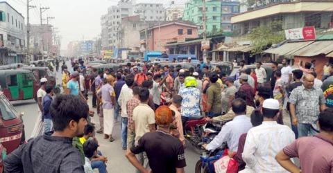 গাজীপুরে চাঁদাবাজির বিরুদ্ধে সিএনজি অটোরিক্সা চালকদের সড়ক অবরোধ