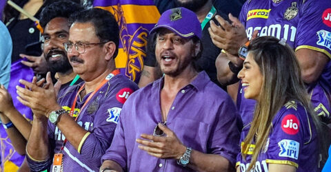 কলকাতার কালো জার্সি অপয়া, নায়িকার চাপে রঙ পরিবর্তন করেন শাহরুখ