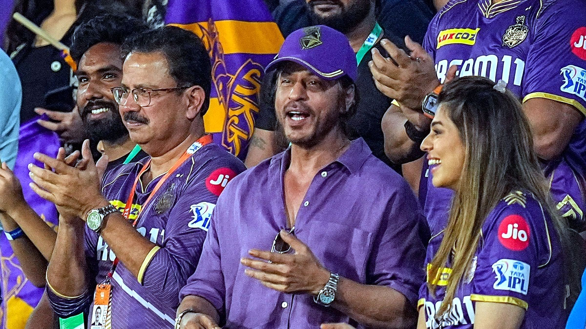 কলকাতার কালো জার্সি অপয়া, নায়িকার চাপে রঙ পরিবর্তন করেন শাহরুখ