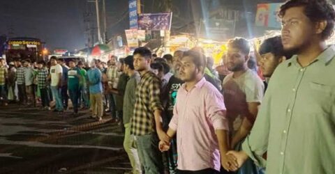 কলেজছাত্রীকে হেনস্তা করায় সহপাঠীদের সড়ক অবরোধ