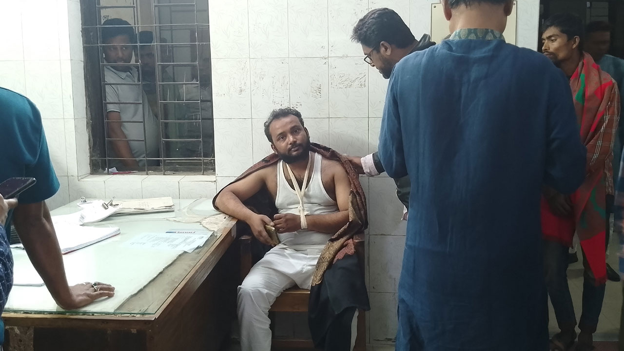 পিরোজপুরে প্রতিপক্ষের হামলায় নাগরিক কমিটির প্রতিনিধি আহত