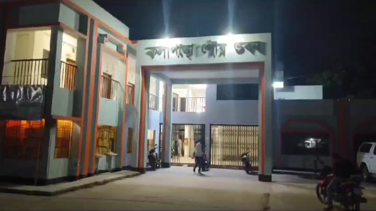 ইভটিজিংয়ের দায়ে অটোচালকের মাথা ন্যাড়া, ভিডিও ভাইরাল