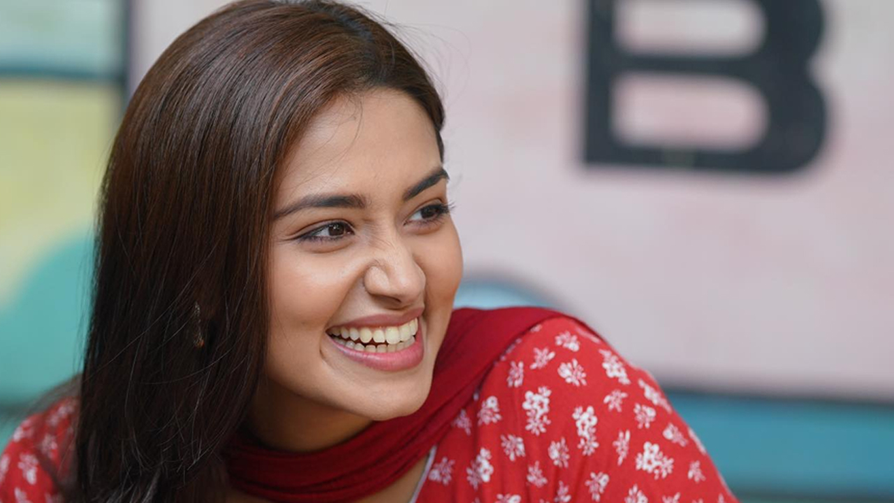 মিষ্টি হাসিতে নেটিজেনদের প্রশংসায় ফারিণ