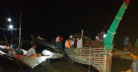 নিষেধাজ্ঞা অমান্য করে মাছ শিকার, ১৪ জেলে আটক