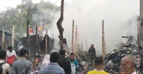গাজীপুরে আগুনে পুড়েছে তিনটি ঝুট গুদাম