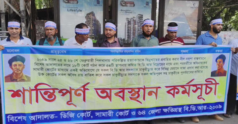 পিলখানার সামনে অবস্থান নিয়েছেন চাকরিচ্যুত বিডিআর সদস্যরা