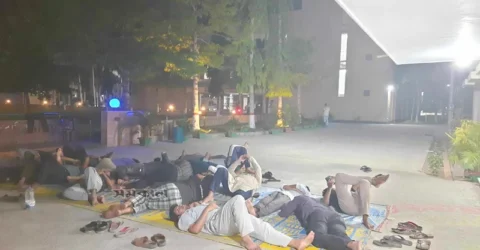 প্রশাসনিক ভবনের সামনে কুয়েট শিক্ষার্থীদের আরেকটি রাতযাপন