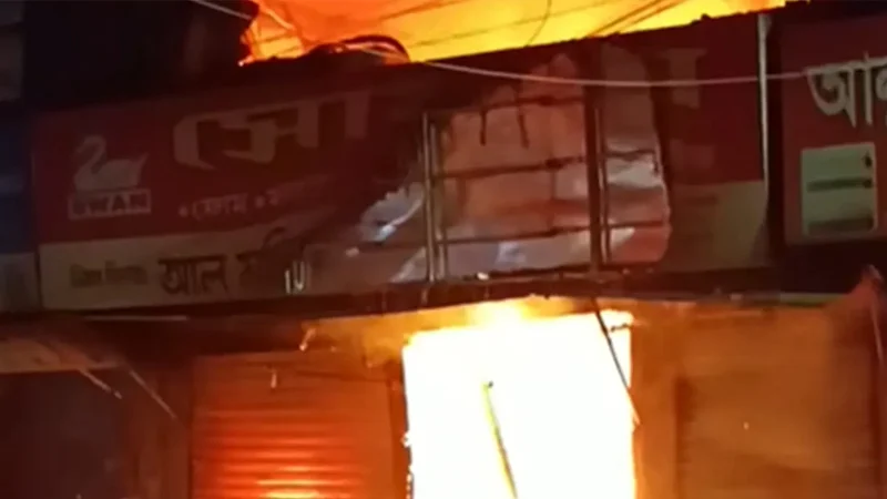মোহাম্মদপুর কৃষি মার্কেটে আগুন
