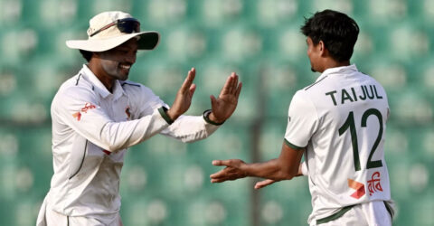 দিনের প্রথম বলেই অলআউট জিম্বাবুয়ে