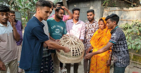 মৃত মুরগি নিয়ে বিচার চাইতে থানায় নারী, পেলেন ছাত্রদল নেতার সহায়তা