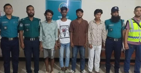 গাজীপুরে বাটা শোরুমসহ দোকান ভাঙচুরের অভিযোগে গ্রেপ্তার ৪