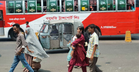 ঈদের ছুটি শেষে নগরে ফিরছে মানুষ
