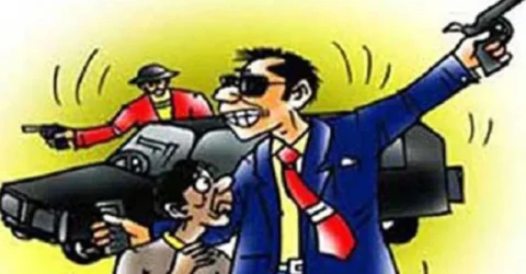 ব্যাংক থেকে টাকা তুলে যাচ্ছিলেন অটোতে, প্রাইভেট কারে এসে ছোঁ মেরে পগারপার