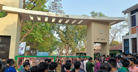 শিক্ষার্থীর ওপর স্থানীয়দের হামলার প্রতিবাদ, চবির মূল ফটকে তালা