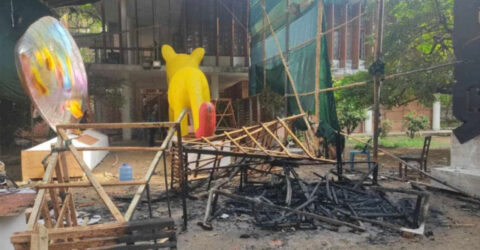 চারুকলায় আগুনে পুড়ল ‘ফ্যাসিস্টের প্রতিকৃতি’