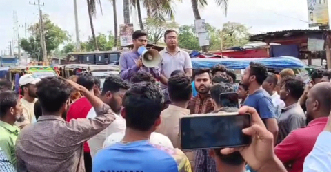 ভোলায় ইন্ট্রাকো কোম্পানির চারটি গাড়ি আটকে দিয়েছে ছাত্র-জনতা