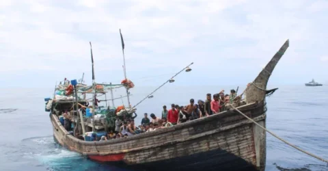 সমুদ্রপথে মালয়েশিয়া যাওয়ার সময় ২১৪ রোহিঙ্গা আটক