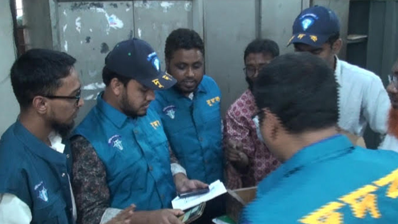 যশোর রেজিস্ট্রারের কার্যালয় একই দিনে দুই দফা অভিযান, অফিস সহকারীর ড্রয়ারে মিলল অতিরিক্ত টাকা