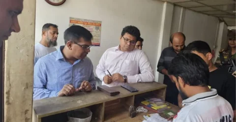 অতিরিক্ত ভাড়া আদায়ের অপরাধে ১৪ পরিবহনকে জরিমানা