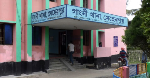 বালু ব্যবসায়ীকে ছুরিকাঘাত, গণধোলাই দিয়ে ডাকাতকে পুলিশে সোপর্দ