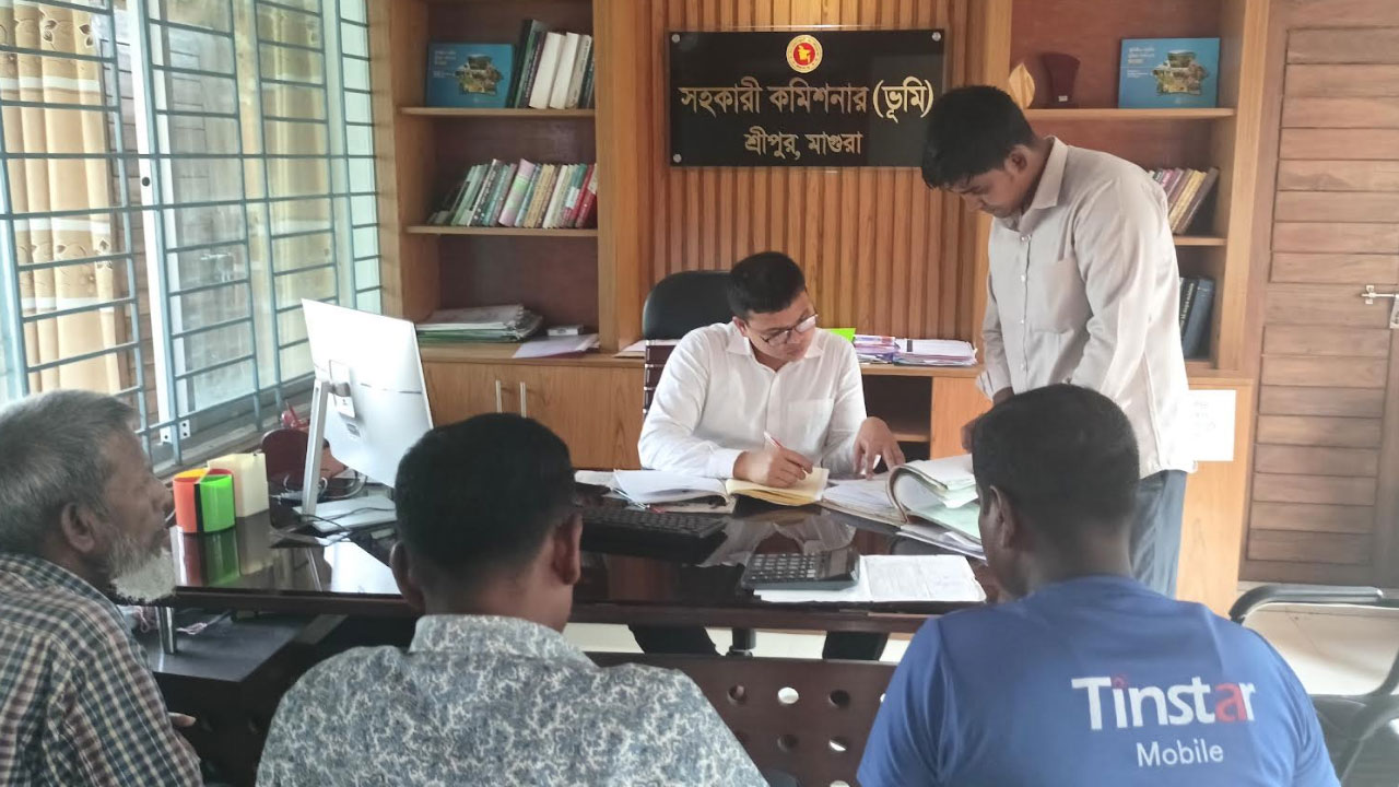 মাগুরায় পাল্টে গেছে ভূমি অফিসের সেবার মান, বেড়েছে রাজস্ব আয়