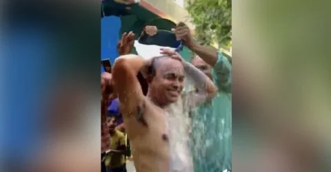 স্ত্রীর অন্যত্র প্রেমের সম্পর্কের জেরে তালাক, দুধ দিয়ে গোসল করলেন প্রবাসী স্বামী