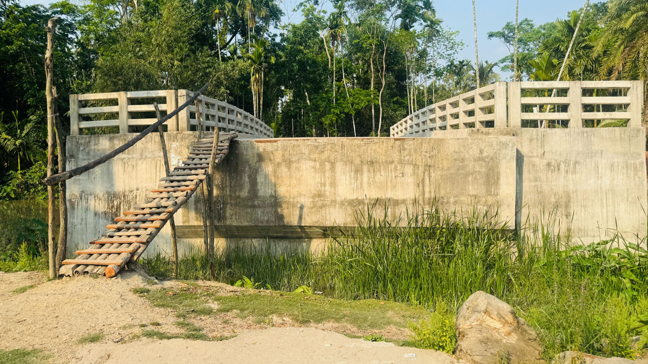 মই বেয়ে উঠতে হয় দেড় কোটি টাকার সেতুতে